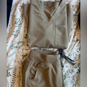 women’s figs latte medium/ medium petite set